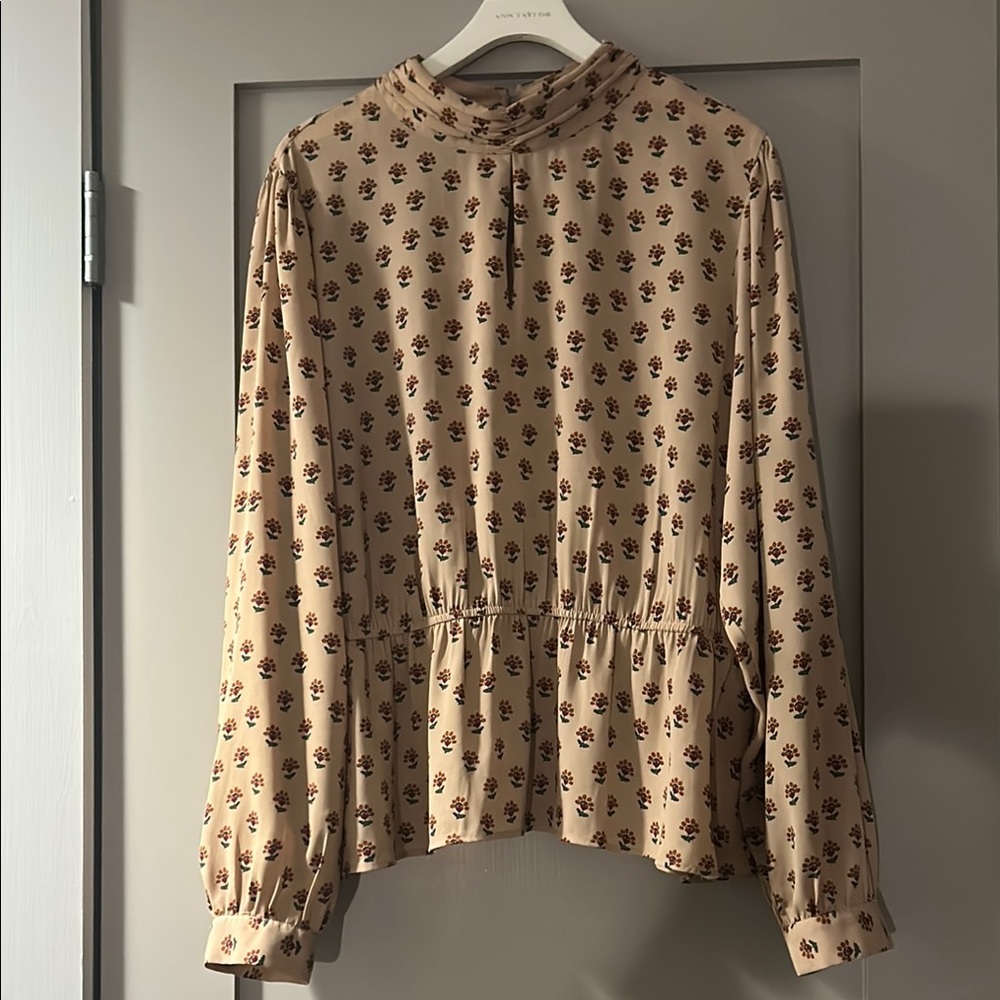 EUC Floral Beige Blouse. Small slit under neck. 2 buttons in back.